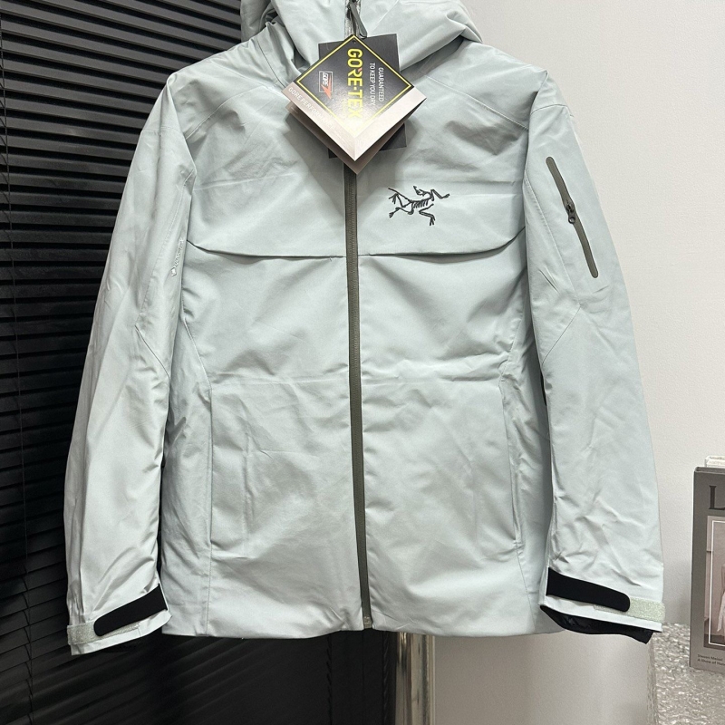 G*u*i down coat